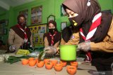 Anggota Pramuka melakukan proses pencetakan sabun dari bahan limbah jelantah di SDN 1 Kepatihan, Banyuwangi, Jawa Timur, Kamis (3/12/2020). Inovasi mengolah limbah minyak bekas pakai (jelantah) menjadi sabun cuci itu sebagai giat Pramuka dalam menangani limbah yang sulit terurai menjadi barang bermanfaat dan bernilai ekonomis. Antara Jatim/Budi Candra Setya/mas.