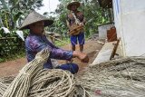 Perajin membuat tali tambang berbahan daun pandan menggunakan alat tradisional di Kampung Sindangkerta, Kabupaten Ciamis, Jawa Barat, Jumat (4/12/2020). Perajin tersebut mampu memproduksi hingga 20 kg per hari tali yang merupakan bahan dasar berbagai kerajinan. ANTARA JABAR/Adeng Bustomi/agr