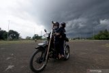Penyandang disabilitas konvoi di Banyuwangi, Jawa Timur, Jumat (4/12/2020). Memperingati Hari Disabilitas Internasional, Penyandang disabilitas di Banyuwangi melakukan konvoi mengkampanyekan fasilitas publik yang ramah. Antara Jatim/Budi Candra Setya/mas.
