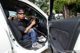 Penyandang disabilitas berpose diatas mobil yang dimodifikasi di Banyuwangi, Jawa Timur, Jumat (4/12/2020). Memperingati Hari Disabilitas Internasional, Penyandang disabilitas di Banyuwangi melakukan konvoi mengkampanyekan fasilitas publik yang ramah. Antara Jatim/Budi Candra Setya/mas.