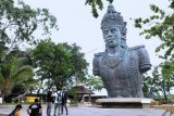 Wisatawan mengunjungi kawasan Garuda Wisnu Kencana (GWK) Cultural Park di Badung, Bali, Jumat (4/12/2020). Kawasan wisata GWK resmi dibuka kembali bagi kunjungan wisatawan dengan menerapkan protokol kesehatan yang ketat setelah ditutup sejak bulan Maret yang lalu akibat pandemi COVID-19. ANTARA FOTO/Fikri Yusuf/nym.