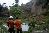 Sejumlah petugas BPBD Kabupaten Garut meninjau lokasi tebing yang longsor di Cisewu, Kabupaten Garut, Jawa Barat, Sabtu (5/12/2020). Curah hujan tinggi dan kurangnya pohon tegakan mengakibatkan tebing Gunung Pipiti yang berada di kawasan milik Perhutani mengalami longsor dan menimbun area persawahan milik warga seluas 20 hektare. ANTARA JABAR/Candra Yanuarsyah/agr