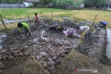 Tim arkeolog dari Balai Pelestarian Cagar Budaya (BPCB) Banten dibantu warga membersihkan lokasi penggalian situs yang diduga bangunan candi di desa Sambimaya, Indramayu, Jawa Barat, Sabtu (5/12/2020). Balai Pelestarian Cagar Budaya (BPCB) Banten bekerjasama dengan Tim Ahli Cagar Budaya (TACB) Indramayu melakukan ekskavasi dan pengkajian serta penelitian terhadap struktur batu bata kuno yang diduga bangunan candi. ANTARA JABAR/Dedhez Anggara/agr