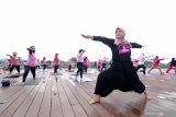 Warga melakukan gerakan yoga di Pulau Wangi, Pantai Boom, Banyuwangi, Jawa Timur, Minggu (6/12/2020). Olahraga yoga yang memiliki banyak manfaat seperti mengolah pernafasan, menurunkan berat badan hingga menurunkan stres itu, pada masa pandemi COVID-19 ini banyak diminati masyarakat karena dipercaya dapat meningkatkan imunitas. Antara Jatim/Budi Candra Setya/mas.