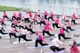 Warga melakukan gerakan yoga di Pulau Wangi, Pantai Boom, Banyuwangi, Jawa Timur, Minggu (6/12/2020). Olahraga yoga yang memiliki banyak manfaat seperti mengolah pernafasan, menurunkan berat badan hingga menurunkan stres itu, pada masa pandemi COVID-19 ini banyak diminati masyarakat karena dipercaya dapat meningkatkan imunitas. Antara Jatim/Budi Candra Setya/mas.