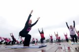 Warga melakukan gerakan yoga di Pulau Wangi, Pantai Boom, Banyuwangi, Jawa Timur, Minggu (6/12/2020). Olahraga yoga yang memiliki banyak manfaat seperti mengolah pernafasan, menurunkan berat badan hingga menurunkan stres itu, pada masa pandemi COVID-19 ini banyak diminati masyarakat karena dipercaya dapat meningkatkan imunitas. Antara Jatim/Budi Candra Setya/mas.