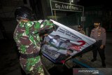 Penertiban APK Pilkada Di Banjarmasin. Petugas gabungan TNI, POLRI dan Satpol PP mencopot poster alat peraga kampanye (APK) di Banjarmasin, Kalimantan Selatan, Minggu (6/12/2020). Kegiatan yang digelar Bawaslu bersama TNI, Polri dan Satpol PP Kota Banjarmasin tersebut untuk menertibkan APK yang masih terpasang pada masa tenang pelaksanaan Pilkada tahun 2020. Foto Antaranews Kalsel/Bayu Pratama S.