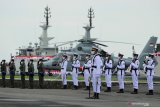 Sejumlah prajurit TNI AL melakukan penghormatan saat upacara Hari Armada RI di Dermaga Koarmada II, Ujung, Surabaya, Jawa Timur, Senin (7/12/2020). Dalam kegiatan yang mengusung tema  Jaya Di Samudera Untuk Indonesia Maju itu Kepala Staf Angkatan Laut (Kasal) Laksamana TNI Yudo Margono juga meresmikan dua Kapal Perang Republik Indonesia (KRI) jenis Angkut Tank (AT) dan empat  Kapal Perang Republik Indonesia (KRI) jenis Patroli Cepat (PC) 40 M untuk memperkuat Alat Utama Sistem Persenjataan (Alutsista) TNI Angkatan Laut dan sekaligus mengukuhkan masing-masing Komandannya. Antara Jatim/Didik