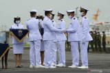 Kepala Staf Angkatan Laut (Kasal) Laksamana TNI Yudo Margono (keempat kanan) menyerahkan tongkat komando kepada Komandan  KRI Karotang-872 Mayor Laut (P) Mochamad Ruwahendi (kedua kanan) saat upacara Hari Armada RI di Dermaga Koarmada II, Ujung, Surabaya, Jawa Timur, Senin (7/12/2020). Dalam kegiatan yang mengusung tema Jaya Di Samudera Untuk Indonesia Maju itu, Kepala Staf Angkatan Laut (Kasal) Laksamana TNI Yudo Margono juga meresmikan dua Kapal Perang Republik Indonesia (KRI) jenis Angkut Tank (AT) dan empat Kapal Perang Republik Indonesia (KRI) jenis Patroli Cepat (PC) 40 M untuk memperkuat Alat Utama Sistem Persenjataan (Alutsista) TNI Angkatan Laut. Antara Jatim/Didik