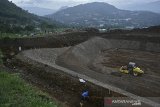 Pekerja menyelesaikan pembangunan tempat pemusnahan sampah modern (Sanitary Landfill) di TPA Pasir Bajing, Banyuresmi, Kabupaten Garut, Jawa Barat, Senin (7/12/2020). Pembangunan yang telah mencapai 90 persen dengan total anggaran sebesar Rp 5 miliar tersebut akan menjadi tempat pemusnahan sampah ramah lingkungan dan memiliki nilai ekonomi dari hasil pengolahan sampah serta ditargetkan selesai pada akhir tahun 2020. ANTARA JABAR/Candra Yanuarsyah/agr