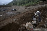 Pekerja menyelesaikan pembangunan tempat pemusnahan sampah modern (Sanitary Landfill) di TPA Pasir Bajing, Banyuresmi, Kabupaten Garut, Jawa Barat, Senin (7/12/2020). Pembangunan yang telah mencapai 90 persen dengan total anggaran sebesar Rp 5 miliar tersebut akan menjadi tempat pemusnahan sampah ramah lingkungan dan memiliki nilai ekonomi dari hasil pengolahan sampah serta ditargetkan selesai pada akhir tahun 2020. ANTARA JABAR/Candra Yanuarsyah/agr