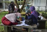 Sejumlah guru honorer mengisi formulir permohonan rekening baru untuk penyaluran Bantuan Subsidi Upah (BSU) di Bank Mandiri KCP Ciamis, Jawa Barat, Senin (7/12/2020). Kementerian Pendidikan dan Kebudayaan (Kemendikbud) memberikan BSU kepada guru, dosen, tenaga pendidik non-PNS sebanyak 2.034.732 orang, yang masing-masing mendapatkan Rp1,8 juta. ANTARA JABAR/Adeng Bustomi/agr