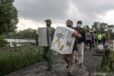 Petugas gabungan membawa kotak suara saat mendistribusikan logistik Pilkada ke TPS di Dusun Kepentingan, Desa Sawohan, Kecamatan Buduran, Sidoarjo, Jawa Timur, Selasa (8/12/2020). Untuk mendistribusikan logistik Pilkada serentak kabupaten Sidoarjo yang diikuti oleh tiga pasang Cabup dan Cawabup ke TPS yang termasuk kawasan terpencil, Kelompok Penyelenggara Pemungutan Suara (KPPS) harus menyeberangi sungai. Antara Jatim/Umarul Faruq/Um