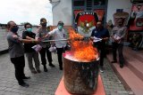 Komisioner KPU Kota Blitar bersama Bawaslu dan Kepolisian membakar surat suara yang rusak di Kantor KPU Kota Blitar, Jawa Timur, Selasa (8/12/2020). Guna menghindari kecurangan serta terciptanya pemungutan suara yang jujur, KPU Kota Blitar memusnahkan sebanyak 559 surat suara yang rusak dan cacat cetak jelang H-1 pelaksanaan Pilkada Serentak 2020. Antara Jatim/Irfan Anshori/Um