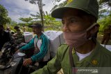 Petugas Panitia Pemilihan Kecamatan (PPK) dibantu warga membawa logistik Pilkada untuk didistribusikan ke lokasi-lokasi pedalaman yang sulit dijangkau menuju Desa Haratai, Kecamatan Loksado, Kabupaten Hulu Sungai Selatan, Kalimantan Selatan, Selasa (8/12/2020). KPU Kabupaten Hulu Sungai Selatan mendistribusikan logistik Pilkada serentak tahun 2020 ke wilayah desa terpencil di kaki pegunungan meratus di Kabupaten Hulu Sungai Selatan yang hanya dapat ditempuh dengan menggunakan sepeda motor dan ditargetkan selesai pada Selasa (8/12). Foto Antaranews Kalsel/Bayu Pratama S.