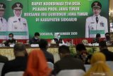 Gubernur Jawa Timur Khofifah Indar Parawansa (tengah), Wakil Gubernur Jawa Timur Emil Dardak (kedua kiri) Pangdam V Brawijaya Mayjen TNI Suharyanto (kedua kanan) Kapolda Jawa Timur, Irjen Pol Dr. Nico Afinta (kanan) saat Rapat Koordinasi Tim Desk Pilkada Provinsi Jawa Timur di Pendopo Delta Wibawa, Sidoarjo, Jawa Timur, Senin (7/12/2020) malam. Rapat yang dihadiri Forkopimda Jawa Timur tersebut dalam rangka menciptakan pilkada serentak dengan aman, damai, kondusif, dan sehat dengan mencegah adanya klaster pilkada. Antara Jatim/Umarul Faruq/Um