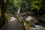 Pengunjung menikmati wisata Air Terjun Haratai di desa Haratai, Kecamatan Loksado, Kabupaten Hulu Sungai Selatan, Kalimantan Selatan, Selasa (8/12/2020). Air Terjun Haratai yang dikelola oleh kelompok usaha perhutanan sosial tersebut merupakan salah satu daya tarik pariwisata alam yang terus dikembangkan untuk menarik kunjungan wisatawan ke wilayah Kalimantan Selatan. Foto Antaranews Kalsel/Bayu Pratama S.