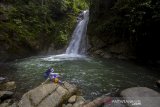 Pengunjung menikmati wisata Air Terjun Haratai di desa Haratai, Kecamatan Loksado, Kabupaten Hulu Sungai Selatan, Kalimantan Selatan, Selasa (8/12/2020). Air Terjun Haratai yang dikelola oleh kelompok usaha perhutanan sosial tersebut merupakan salah satu daya tarik pariwisata alam yang terus dikembangkan untuk menarik kunjungan wisatawan ke wilayah Kalimantan Selatan. Foto Antaranews Kalsel/Bayu Pratama S.