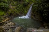 Foto kawasan wisata Air Terjun Haratai, Kecamatan Loksado, Kabupaten Hulu Sungai Selatan, Kalimantan Selatan, Selasa (8/12/2020). Air Terjun Haratai yang dikelola oleh kelompok usaha perhutanan sosial tersebut merupakan salah satu daya tarik pariwisata alam yang terus dikembangkan untuk menarik kunjungan wisatawan ke wilayah Kalimantan Selatan. Foto Antaranews Kalsel/Bayu Pratama S.