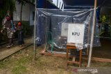 Warga melintas di dekat bilik suara khusus di TPS 02, Desa Pananjung, Kabupaten Pangandaran, Jawa Barat, Rabu (9/12/2020). Komisi Pemilihan Umum (KPU) menyediakan bilik khusus di luar TPS bagi pemilih yang suhunya di atas 37,3 derajat celcius. ANTARA JABAR/Adeng Bustomi/agr