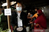 Petugas Kelompok Penyelenggara Pemungutan Suara (KPPS) mengenakan baju adat Jawa alat pelindung diri (APD) saat Pilkada Kabupaten Mojokerto di TPS 05 Desa Modongan, Kecamatan Sooko, Mojokerto, Jawa Timur, Rabu (9/12/2020). Dengan tampilan TPS yang unik, diharapkan pemilih yang telah terdaftar DPT Pilkada Kabupaten Mojokerto lebih semangat ke tempat pemungutan suara. Antara Jatim/Syaiful Arif/Um