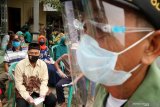 Pemilih dengan mengenakan masker antre menggunakan hak pilihnya di TPS 06 Desa Modongan, Kecamatan Sooko, Kabupaten Mojokerto, Jawa Timur, Rabu (09/12/2020). Di tengah pandemi pemilih diwajibkan mentaati protokol kesehatan sebelum masuk TPS diantaranya, mencuci tangan, memakai masker, jaga jarak, dan mengenakan sarung tangan plastik untuk mencegah penyebaran COVID-19. Antara Jatim/Syaiful Arif/Um