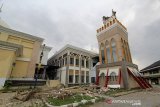 Suasana menara masjid Syech Abdul Manan Islamic Center yang roboh di Indramayu, Jawa Barat, Rabu (9/12/2020). Menara Masjid yang diresmikan tahun 2018 itu roboh akibat terpaan angin kencang beberapa hari lalu. ANTARA JABAR/Dedhez Anggara/agr