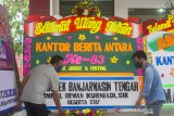 Pegawai merapikan karangan bunga berisi ucapan selamat ulang tahun Perum LKBN ANTARA di Kantor Perum LKBN ANTARA Biro Kalsel, Banjarmasin, Kalimantan Selatan, Jumat (11/12/2020). Menjelang hari ulang tahun Perum LKBN ANTARA ke-83, sejumlah karangan bunga berisi ucapan selamat ulang tahun dari berbagai instansi dan perusahaan swasta menghiasi halaman kantor Perum LKBN ANTARA Biro Kalsel di Banjarmasin. Foto Antaranews Kalsel/Abdul Hakim/Bay.