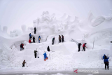 Para pemahat salju mengerjakan karya seni di kompleks Pameran Seni Pahatan Salju Internasional Pulau Matahari Harbin ke-33 di Harbin, Provinsi Heilongjiang, China timur laut, Kamis (10/12/ 2020). Ajang tersebut diperkirakan akan dibuka pada pertengahan hingga akhir Desember mendatang. ANTARA FOTO/Xinhua/Wang Jianwei/wsj. 