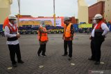 Gubernur Jawa Timur Khofifah Indar Parawansa (kedua kiri) berbincang dengan Irjen Kementerian Perhubungan Gede Pasek Suardika (kanan), Dirjen Industri Logam Mesin Alat Transportasi dan Elektronika Kemenperin Taufiek Bawazier (kedua kanan) dan Direktur Utama PT INKA (Persero) Budi Noviantoro (kiri) saat meninjau proses pengapalan ekspor lokomotif dan kereta ke Filipina di Dermaga Jamrud Utara, Pelabuhan Tanjung Perak, Surabaya, Jawa Timur, Sabtu (12/12/2020). Ekspor perdana tiga Lokomotif Diesel Hidrolik serta 15 gerbong kereta penumpang tersebut merupakan kelanjutan dari kontrak pengadaan kereta api antara PT INKA (Persero) dengan Philippine National Railways (PNR). Antara Jatim/Moch Asim.