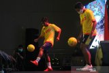 Peserta beradu kemampuan dalam mengolah bola saat mengikuti 