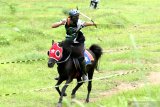 Altet Horseback Archery memanah sasaran saat berlatih di Alam Indah Lestari, Banyuwangi, Jawa Timur, Minggu (13/12/2020). Kegiatan latihan olahraga yang digelar oleh Persatuan Olahraga Berkuda Seluruh Indonesia (Pordasi) Banyuwangi itu, sebagai ajang mencari bibit atlet Horseback Archery. Antara Jatim/Budi Candra Setya/Um