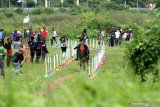 Altet Horseback Archery memanah sasaran saat berlatih di Alam Indah Lestari, Banyuwangi, Jawa Timur, Minggu (13/12/2020). Kegiatan latihan olahraga yang digelar oleh Persatuan Olahraga Berkuda Seluruh Indonesia (Pordasi) Banyuwangi itu, sebagai ajang mencari bibit atlet Horseback Archery. Antara Jatim/Budi Candra Setya/Um