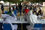 PENCEGAHAN COVID -19


	Tim Dokter Kesehatan dari TNI danm Polri mendirikan tenda mendirikan tenda di lapangan Blang Padang, Kota Banda Aceh untuk memberikan layanan gratis rapid test kepada masyarakat dalam upaya mencegah penyebaran COVID-19.

	Sejumlah masyarakat, orang dewasa dan termasuk anak anak mulai berdatangan menempati tenda dengan tetap menerapkan protokol kesehatan, menggunakan masker, jaga jarak dan cuci tangan yang dilanjutkan mengisi formulir pendaftaran sebelum dilakukan rapid tes gratis.

	Layanan rapid test gratis untuk masyarakat itu, merupakan salah satu upaya yang dilakukan pemerintah bekerjasama dengan TNI dan Polri mencegah penyebaran kasus COVID-19 dan sekaligus memberikan edukasi dalam menerapkan protokol kesehatan.

	Warga antusias untuk memerisakan diri mereka, meskipun harus menunggu lama karena ramainya warga yang melakukan rapid test. Hasil rapid test   tersebut hanya membutuhkan waktu sekitar 15 menit dan warga sudah mendapatkan pemberitahuan  pakah mereka rekaitif atau non rekatif.

	Hasil rapid test tersebut, selain bertujuan untuk pencegahan  penyebaran COVID—19, juga dapat digunakan sebagai syarat untuk berpergian ke luar kota menggunakan angkutan penerbangan di bandara internasional Sultan Iskandar Muda, Aceh Besar dengan catatan hasil rapid test mereka  non reaktif, sedangkan rekaitf mereka harus melakukan pemeriksaan lanjutan suap. 

	Rusdi, salah seorang warga kota Banda Aceh bersama tiga anaknya yang akan berangkat menggunakan jasa penerbaangan , menyatakan senang karena mendapat rapid test gratis dan hasilnya non reaktif. 

	Sejak maraknya wabah pandemi COVID-19, pemerintah bersama instanasi terkait lainya, terus berupayaa melakukan pencegahan penularan COVID-19, mulai dari edukasi penggunaan masker, menjaga jarak, mencuci tangan yang di kenal dengan istilah 3 M hingga berlanjut pemeriksaan kesehatan rapid test massal.