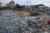 Tumpukan sampah memenuhi pemukiman warga di Desa Branta Pesisir, Pamekasan, Jawa Timur, Minggu (13/12/2020). Rendahnya kesadaran warga dalam menjaga kebersihan lingkungan tentu dapat mengancam kesehatan dan kualitas hidup mereka sendiri. Antara Jatim/Saiful Bahri/Um