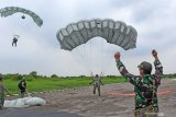 Sejumlah prajurit pasukan khusus dari Batalyon Intai Amfibi 2 (Taifib 2) Marinir Pasmar 2, melakukan formasi terjun bebas (free fall) saat latihan di atas Lanudal Juanda, Sidoarjo, Jawa Timur, Selasa (15/12/2020). Latihan terjun free fall tersebut dalam rangka memelihara dan meningkatkan kemampuan, keterampilan serta profesionalisme aspek udara para prajurit Taifib 2 Marinir Pasmar 2. Antara Jatim/Serka Mar Kuwadi/Um