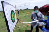 Juri mencatat perolehan nilai peserta panahan tradisional di Alam Indah Lestari, Banyuwangi, Jawa Timur, Minggu (13/12/2020). Latihan bersama olahraga panahan tradisional yang diikuti peserta di kawasan karisidenan Besuki itu, selain sebagai ajang silaturahim juga untuk menyalurkan hobi dan bakat. Antara Jatim/Budi Candra Setya/Um