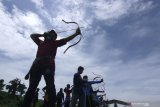 Peserta membidik sasaran pada giat latihan bersama panahan tradisional di Alam Indah Lestari, Banyuwangi, Jawa Timur, Minggu (13/12/2020). Latihan bersama olahraga panahan tradisional yang diikuti peserta di kawasan karisidenan Besuki itu, selain sebagai ajang silaturahim juga untuk menyalurkan hobi dan bakat. Antara Jatim/Budi Candra Setya/Um