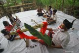 Seniman Surabaya Meimura (kanan) mementaskan wayang suket bersama anak-anak di Sanggar Anak Merdeka Indonesia di Surabaya, Jawa Timur, Selasa (15/12/2020). Kegiatan tersebut bertujuan untuk memberikan ruang kreatifitas pada anak di tengah pandemi COVID-19 sekaligus mengenalkan khazanah budaya Indonesia melalui wayang suket. Antara Jatim/Moch Asim.