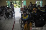 Sejumlah siswa disabilitas mengikuti wisuda di Panti Sosial Rehabilitasi Penyandang Disabilitas Dinas Sosial Provinsi Jawa Barat, Cimahi, Jawa Barat, Selasa (15/12/2020). Sebanyak 71 siswa disabilitas mengikuti wisuda penutupan setelah menempuh berbagai jenis pelatihan kemandirian wirausaha selama delapan bulan di panti sosial. ANTARA JABAR/Raisan Al Farisi/agr