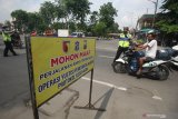 Polisi menghentikan pengendara motor yang tidak mengenakan masker saat Operasi Yustisi Penegakan Hukum Protokol Kesehatan di Jalan Tambaksari, Surabaya, Jawa Timur, Rabu (16/12/2020). Dalam razia yang bertujuan untuk menegakkan kedisiplinan warga untuk menerapkan protokol kesehatan tersebut menjaring sejumlah warga yang tidak mengenakan masker dengan benar maupun tidak mengenakan masker sama sekali. Antara Jatim/Didik