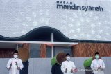 Direktur Utama Mandiri Syariah Hery Gunardi (kiri) bersama Direktur Utama Jasa Marga Subakti Syukur (tengah) dan Ketua Dewan Pengawas Syariah Mandiri Syariah Mohamad Hidayat (kanan) bersiap meresmikan Masjid Mandiri Syariah kelima di Rest Area KM. 88A Cipularang, Purwakarta, Jawa Barat, Kamis (17/12/2020). Masjid Mandiri Syariah tersebut merupakan masjid kelima yang dibangun dari hasil kolaborasi antara Mandiri Syariah, pegawai, nasabah serta wakaf dari masyarakat umum sebagai salah satu bentuk nyata komitmen Mandiri Syariah dalam memberikan manfaat kepada masyarakat. ANTARA JABAR/M Ibnu Chazar/agr