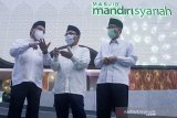 Direktur Utama Mandiri Syariah Hery Gunardi (kiri) berbincang bersama Direktur Utama Jasa Marga Subakti Syukur (tengah) dan Ketua Dewan Pengawas Syariah Mandiri Syariah Mohamad Hidayat (kanan) disela-sela peresmian Masjid Mandiri Syariah kelima di Rest Area KM. 88A Cipularang, Purwakarta, Jawa Barat, Kamis (17/12/2020). Masjid Mandiri Syariah tersebut merupakan masjid kelima yang dibangun dari hasil kolaborasi antara Mandiri Syariah, pegawai, nasabah serta wakaf dari masyarakat umum sebagai salah satu bentuk nyata komitmen Mandiri Syariah dalam memberikan manfaat kepada masyarakat. ANTARA JABAR/M Ibnu Chazar/agr