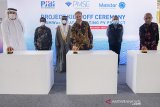 Dirut Utama PJB Investasi Gunawan Yudi Hariyanto (kanan), President Director PMSE Przemek Lupa (tengah), CEO Masdar Mohamed Jameel Al Ramahi (kiri) menekan tombol pelepasan panel surya secara simbolis yang juga disaksikan Direktur Mega Proyek PT PLN (Persero) Ikhsan Asaad (kedua kiri), Duta Besar UEA untuk Indonesia Abdullah Salem Obeid Al Dhaheri (ketiga kiri) dan Sekretaris Daerah Provinsi Jabar Setiawan Wangsaatmaja (kedua kanan) saat peresmian Pembangunan pertama PLTS Terapung Cirata di kawasan Waduk Cirata, Kecamatan Cipeundeuy, Kabupaten Bandung Barat, Jawa Barat, Kamis (17/12). PT PJB Investasi (PT PJBI) sebagai anak perusahaan PT Pembangkitan Jawa-Bali (PT PJB) bekerja sama dengan perusahaan asal Uni Emirat Arab (UEA) Masdar dalam pembangun PLTS Terapung Cirata 145 MWac terbesar se-Asia Tenggara sekaligus terbesar kedua di dunia dalam rangka meningkatkan bauran Energi Baru Terbarukan (EBT) agar mencapai target 23 persen di tahun 2025 dengan nilai investasi proyek mencapai 129 juta USD atau sekitar 1,8 triliun rupiah. ANTARA JABAR/M Agung Rajasa/agr