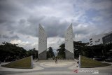 Pekerja menyelesaikan proyek revitalisasi kawasan Monumen Perjuangan Rakyat Jawa Barat di Bandung, Jawa Barat, Kamis (17/12/2020). Revitalisasi Kawasan Monumen Perjuangan Rakyat Jawa Barat tersebut ditujukan untuk menunjukan identitas Jawa Barat melalui monumen dan tugu pandang serta mempercantik salah satu sudut ikon Kota Bandung. ANTARA JABAR/Raisan Al Farisi/agr