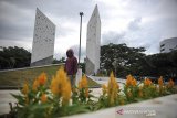 Pekerja menyelesaikan proyek revitalisasi kawasan Monumen Perjuangan Rakyat Jawa Barat di Bandung, Jawa Barat, Kamis (17/12/2020). Revitalisasi Kawasan Monumen Perjuangan Rakyat Jawa Barat tersebut ditujukan untuk menunjukan identitas Jawa Barat melalui monumen dan tugu pandang serta mempercantik salah satu sudut ikon Kota Bandung. ANTARA JABAR/Raisan Al Farisi/agr