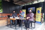 Pejabat Dinas Perdagangan dan Perindustrian Kota Kediri saat memberikan suvenir ke narasumber pengusaha kopi di sebuah kafe Kota Kediri, Jawa Timur, Kamis (10/12/2020). Dinas tersebut menyelenggarakan worshop bagi pengusaha milenial agar mereka tetap bersemangat usaha di tengah pandemi COVID-19. Antara Jatim/ Asmaul Chusna