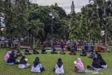 Sejumlah santri Al-Hasan membaca Al Quran metode Qiroati atau dibaca secara langsung tanpa dieja di Alun-alun Kabupaten Ciamis, Jawa Barat, Jumat (18/12/2020). Kegiatan membaca Al Quran di ruang terbuka dengan menerapkan pratokol kesehatan itu, untuk menghilangkan kejenuhan santri mengaji di Pondok Pesantren di tengah Pandemi COVID-19. ANTARA JABAR/Adeng Bustomi/agr