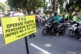 Pelanggar protokol kesehatan terjaring razia saat Operasi Yustisi Penegakan Disiplin Protokol Kesehatan di Alun Alun Sidoarjo, Jawa Timur, Jumat (18/12/2020). Dalam Operasi yustisi tersebut pelaku pelanggar yang tidak memakai masker langsung mengikuti sidang di tempat dengan membayar denda sebesar Rp100.000. Antara Jatim/Umarul Faruq/Mas