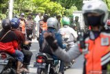 Sejumah petugas gabungan melakukan Operasi Yustisi Penegakan Disiplin Protokol Kesehatan di Alun Alun Sidoarjo, Jawa Timur, Jumat (18/12/2020). Dalam Operasi yustisi tersebut pelaku pelanggar yang tidak memakai masker langsung mengikuti sidang di tempat dengan membayar denda sebesar Rp100.000. Antara Jatim/Umarul Faruq/Mas